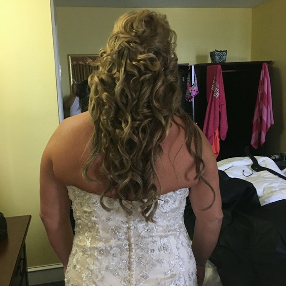 Wedding dress - Picture 3 of 3